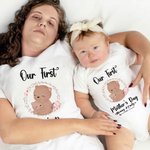 Personalisierte Our First Mother's Day Bear Baby Onesie und Mommy Matching T-Shirt mit Namen und Jahr Geschenk für Baby neue Mutter