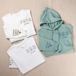 Personalisierte Faux gesticktes Herz auf Ärmel T-Shirt Sweatshirt Hoodie mit Est Jahr und 1-5 Kind Namen Vatertag Geschenk für Papa Opa