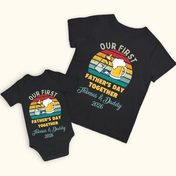 Personalisiertes T-Shirt Stampler „OUR FIRST FATHER'S DAY TOGETHER“ Retro Bierkrug Milchflasche Muster mit Namen Geschenk für Neugeborene Papa
