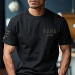 Personalisierte Faux gesticktes Herz auf Ärmel T-Shirt Sweatshirt Hoodie mit Est Jahr und 1-5 Kind Namen Vatertag Geschenk für Papa Opa