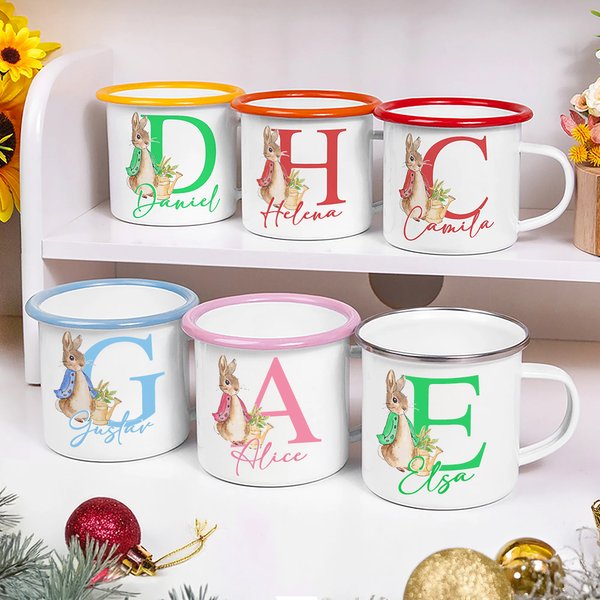 Personlig 355 ml emaljmugg med söt Peter Rabbit design och initialer samt namn perfekt present för barn vid påsk och födelsedag
