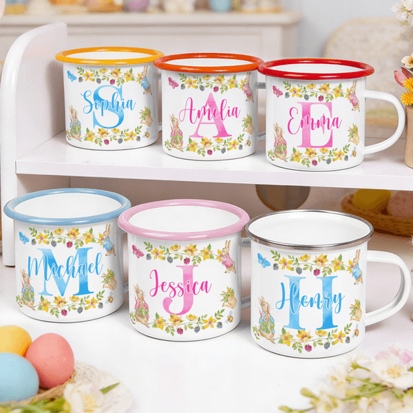 Mug aquarelle Peter Rabbit en émail coloré avec nom et initiales pour le camping et la boisson quotidienne Cadeau de Pâques pour les enfants