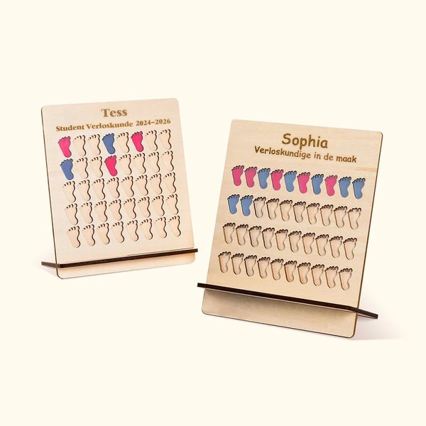 Gepersonaliseerd Houten Geboortebord met Roze en Blauwe Voetafdrukken en Naam Cadeau voor Verloskundestudent of Zorgprofessional