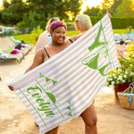 Personlig Multicolor Bikini Stripe Överdimensionerad snabbtorkande strandhandduk med namn Strandresor Essentials Födelsedagspresent för familj Vän