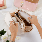 Gepersonaliseerde Geboorte Bloem PU Lederen Wijd Openende Cosmetische Tas met Naam Reis Opberg Cadeau voor Verjaardag voor Vrouwen