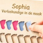 Gepersonaliseerd Houten Geboortebord met Roze en Blauwe Voetafdrukken en Naam Cadeau voor Verloskundestudent of Zorgprofessional