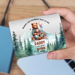 Personifierad söt tecknad kramande björn som sitter med bergsutsikt plånbokskort med namn och titel Glad fars dag födelsedagspresent till pappa farfar