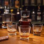 Decanter per whisky personalizzato con nome e corona floreale vintage, regalo di compleanno per la festa del papà per il barista uomo, papà