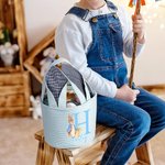 Gepersonaliseerde Schattige Pieter Konijn Paasmand met Oortjes van Gestreept Canvas met Naam en Initiaal voor Eieren Zoeken Paascadeau voor Kinderen