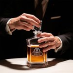 Decanter per whisky personalizzato con nome e corona floreale vintage, regalo di compleanno per la festa del papà per il barista uomo, papà