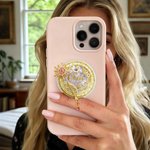 Gepersonaliseerde Goede Heks en Boze Heks Ontwerp Magische Vloeibare Glitter Acryl Magsafe Telefoonhouder met Naam Verjaardagscadeau voor Vrouwen Vrienden