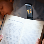 Personalizzato Fiore di nascita Personaggio dei cartoni animati LED Clip di lettura con nome e iniziale per la lettura Regalo di compleanno per amici topi di biblioteca