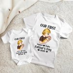 Personalizado Nuestro Primer Día del Padre Personaje de dibujos animados 100% algodón Camiseta body para bebé con nombre y año Ropa de familia Regalo de cumpleaños para papá bebé