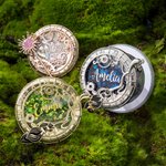 Gepersonaliseerde Goede Heks en Boze Heks Ontwerp Magische Vloeibare Glitter Acryl Magsafe Telefoonhouder met Naam Verjaardagscadeau voor Vrouwen Vrienden