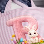 Henkilökohtainen simuloitu 3D-tulostusvaikutus Bunny Rabbit Ears raidallinen pääsiäiskori, jossa on nimikirjaimet ja nimi Pääsiäispuolueen suosikki munat metsästyslahja lapsille