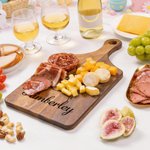 Planche à découper en bois élégamment gravée Lapin de Pâques avec poignée pour les doigts et nom Cadeau de pendaison de crémaillère pour couples et familles