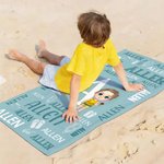 Asciugamano da spiaggia sovradimensionato personalizzato con nome, iniziale di un personaggio dei cartoni animati per bambini, regalo di compleanno per la festa in spiaggia.