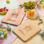 Planche à découper en bois élégamment gravée Lapin de Pâques avec poignée pour les doigts et nom Cadeau de pendaison de crémaillère pour couples et familles