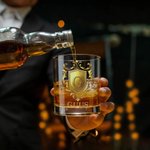 Gepersonaliseerd 295 ml Old Fashioned Whiskyglas met Goudkleurig Schild Initiaal en Naam Jubileum Verjaardagscadeau voor Man Barman Whiskyliefhebber