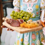 Planche à découper en bois élégamment gravée Lapin de Pâques avec poignée pour les doigts et nom Cadeau de pendaison de crémaillère pour couples et familles