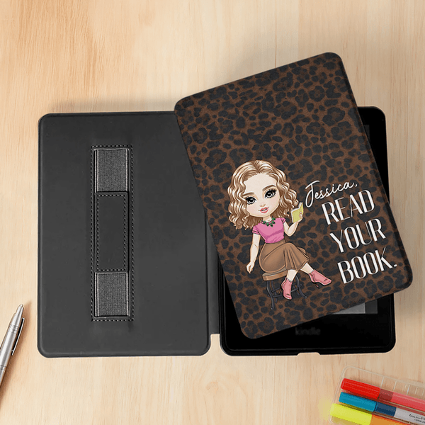 Gepersonaliseerd Cartoon Lezen Karakter Luipaard Print Kindle Case met Naam voor Meerdere Modellen Dagelijks Gebruik Verjaardagscadeau voor Boekenliefhebber