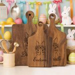 Planche à découper en bois élégamment gravée Lapin de Pâques avec poignée pour les doigts et nom Cadeau de pendaison de crémaillère pour couples et familles