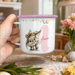 Personalisierte Emaille Kindertasse mit Retro-Osterhasenmotiv Initiale und Namen | Randfarbe wählbar | 355 ml | Ostern Geschenk für Jungen Mädchen
