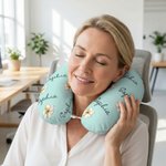 Oreiller de cou portable personnalisé avec nom, fleur de naissance multicolore, essentiel de voyage, utilisation quotidienne, cadeau d'anniversaire pour la famille, un ami ou un collègue.
