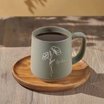 Tazza da 355 ml personalizzata in gres con nome e fiore di nascita, stile vintage - Regalo di compleanno per mamma e nonna