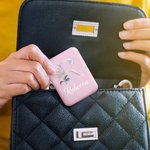 Specchio pieghevole personalizzato con nome, iniziale e fiore di nascita - Regalo di compleanno perfetto per amiche appassionate di trucchi