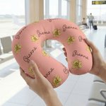 Oreiller de cou portable personnalisé avec nom, fleur de naissance multicolore, essentiel de voyage, utilisation quotidienne, cadeau d'anniversaire pour la famille, un ami ou un collègue.