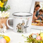 Personalisierte Emaille Kindertasse mit Retro-Osterhasenmotiv Initiale und Namen | Randfarbe wählbar | 355 ml | Ostern Geschenk für Jungen Mädchen