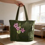 Personlig kordvävs tote bag med födelseblomma och namn perfekt för vardagsbruk och som födelsedagspresent till kvinna