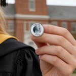 Personlig Med deg på din Graduation Photo Round Shape Graduation Lape Pin Badge med tekst Graduation Birthday Gift for Graduate