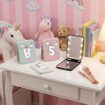 Personalisierte Fantasy Einhorn Initial Portable LED Double-Sided Compact Makeup Spiegel mit Namen Geburtstag Brautjungfer Geschenk für Frauen Mädchen