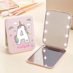 Personalisierte Fantasy Einhorn Initial Portable LED Double-Sided Compact Makeup Spiegel mit Namen Geburtstag Brautjungfer Geschenk für Frauen Mädchen