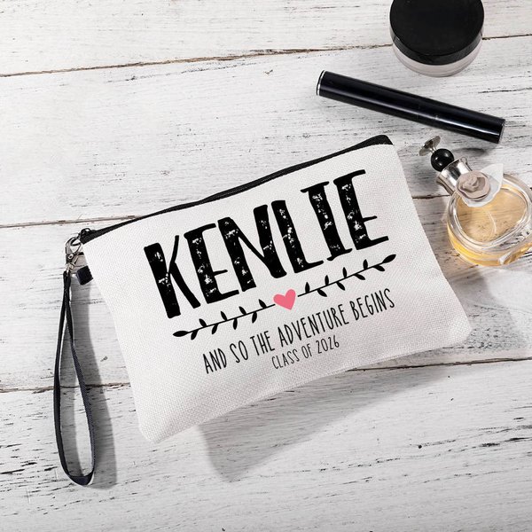 Bolsa de maquillaje personalizada And So The Adventure Begins con nombre y año Accesorio de viaje portátil Graduación Clase de 2026 Regalo para ella