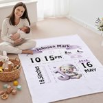 Personligt sött björnmönster med initialer Mjuk pläd med namn och födelseinformation Barnrumsinredning Födelsedagspresent för nyfödda