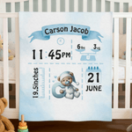 Personligt sött björnmönster med initialer Mjuk pläd med namn och födelseinformation Barnrumsinredning Födelsedagspresent för nyfödda