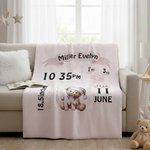 Personligt sött björnmönster med initialer Mjuk pläd med namn och födelseinformation Barnrumsinredning Födelsedagspresent för nyfödda