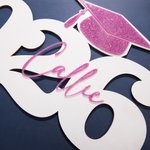 Personalisierte Glitter Grad Cap Holzschild mit Jahr und Name Foto Requisite Klasse von 2026 Graduierung Geschenk für Absolventen