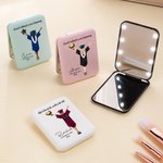 Personalizzato Cartoon Graduation Character Name Specchio per il trucco bifacciale con luce LED Regalo di compleanno per damigella d'onore per laureati