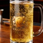 Personalisierte Krone Abzeichen Muster Initial Bierglas mit Griff und Name Ruhestand Geburtstag Jahrestag Geschenk für Papa Opa Freund