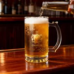 Personalisierte Krone Abzeichen Muster Initial Bierglas mit Griff und Name Ruhestand Geburtstag Jahrestag Geschenk für Papa Opa Freund