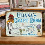 Letrero de metal personalizado con el nombre de un artesano Decoración de pared Regalo de inauguración de la casa Cumpleaños para mujeres amantes de la costura