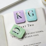 Personalizado floral inicial magnético de cuero de la PU Marcapáginas clip con el nombre de regalo de cumpleaños para los amantes de los libros
