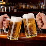 Personalisierte Krone Abzeichen Muster Initial Bierglas mit Griff und Name Ruhestand Geburtstag Jahrestag Geschenk für Papa Opa Freund