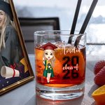 Personligt tecknad Graduate Character 10oz Whiskeyglas med namn och år Grattis Graduation Present till skolkamrater Vänner
