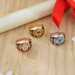 Ehre, Erfolg, Erinnerung | Personalisierter Geburtsstein Siegelring | mit Symbol Namen und Gravur | Abschluss Geschenk für Abiturienten Absolventen