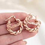 Personligt Twisted Band Name Design Hoop Earrings Dainty Smycken Födelsedag Julklapp för kvinnor